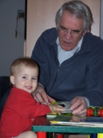 schaut mal, wie sch&ouml;n Opa mit mir spielt