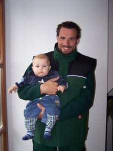 Thomas in G&auml;rtnerkleidung mit Elias